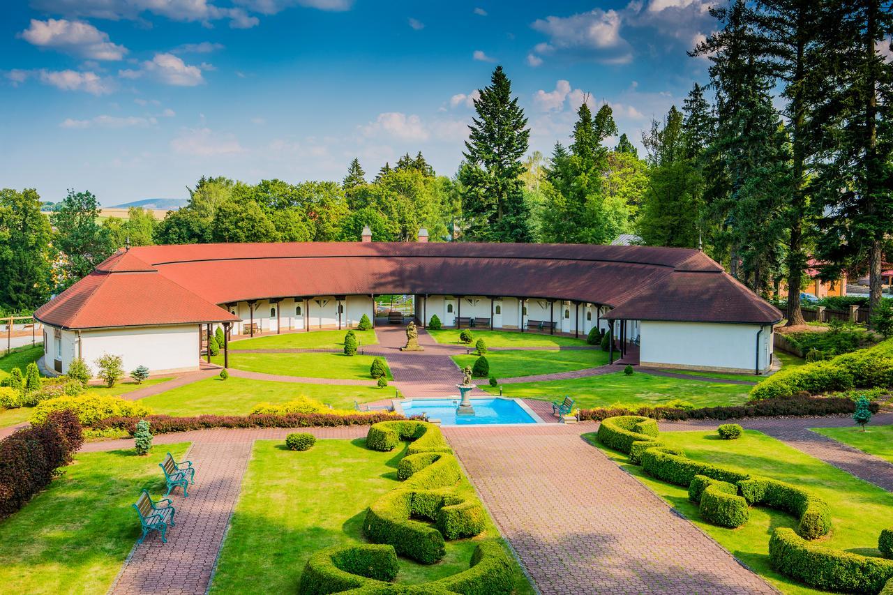 Hotel Veba Broumov Esterno foto